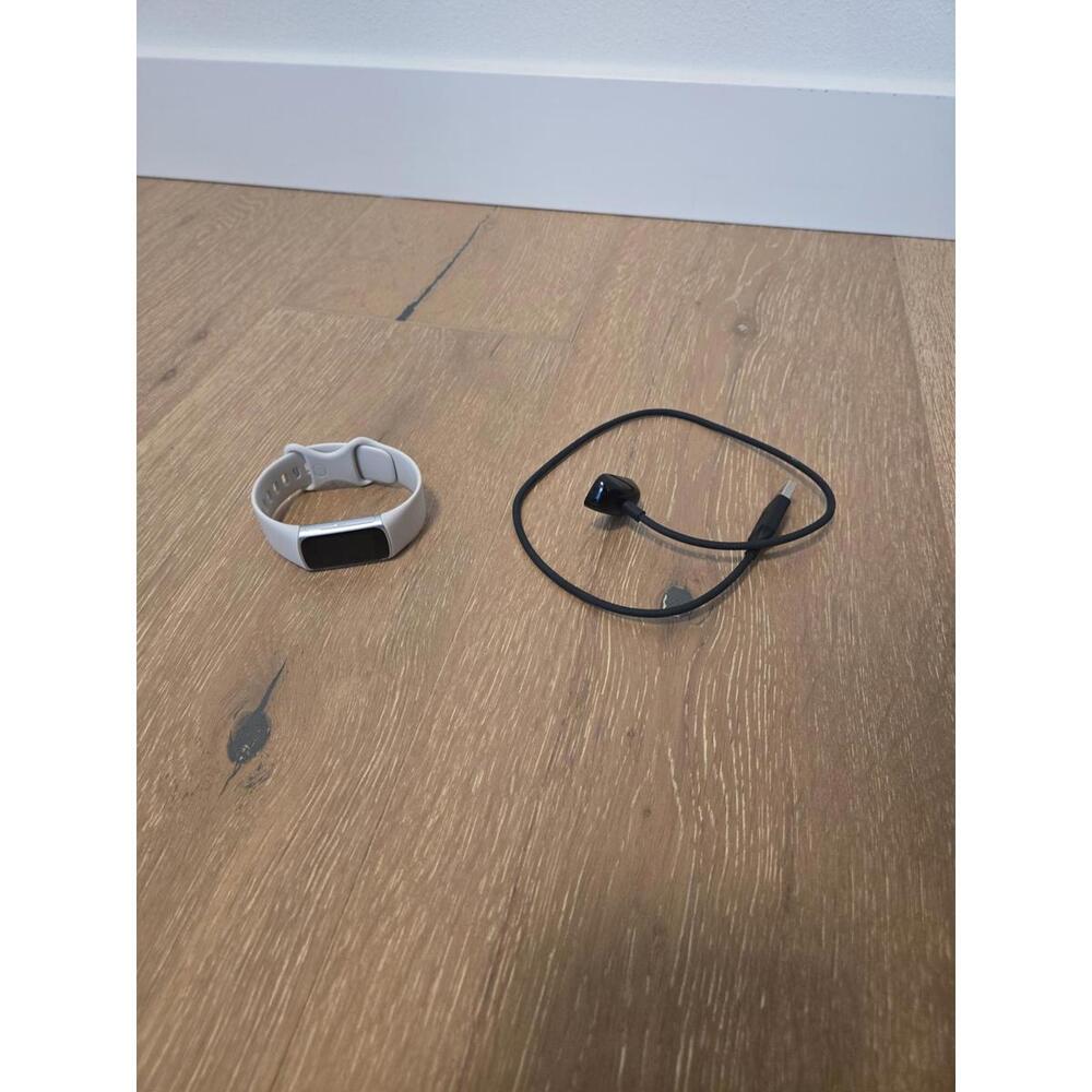 Fitbit Charge 6 in Silver case with White Band